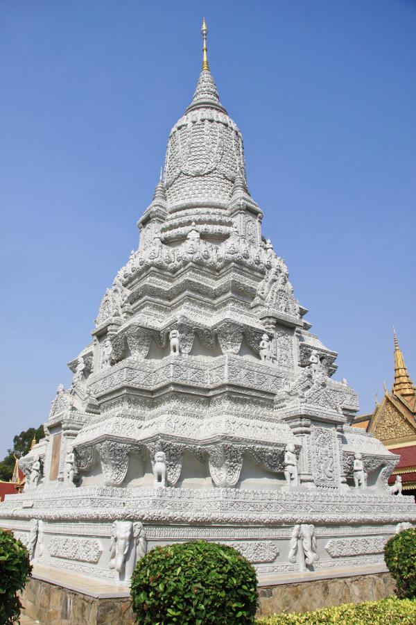 Mit Reliefs geschmückter Stupa. 