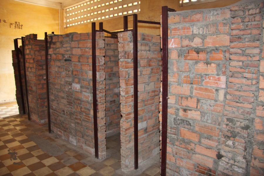 Klassenräume trennte man durch Mauern, um Einzelzellen zu errichten.