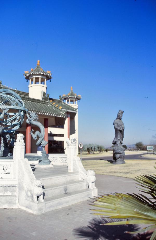 Die Chinesen bezeichnen dieses Bodhisattva als Erleuchtungswesen mit dem Namen Guan Shr Yin Pu Sa und die Tibeter als Cherezig. In den Traditionen wird der Bodhisattva als maskuline Ausstrahlung, in der chinesischen Kultur als weibliches Wesen dargestellt. Bodhisattva übermittelt die buddhistischen Lehren. Die Bronzestatuen im Außengelände aufgestellt, zeigen in ihren Gesten das Mitgefühl der Leidenden.
