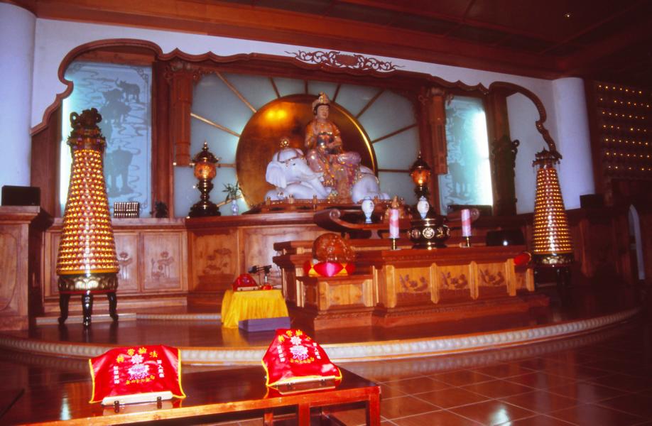 Pu Hsien Shrine:  Der weiße Elefant, auf dem Samantabhadra sitzt, symbolisiert die Kraft, Ausdauer, Fleiß und feste Entschlossenheit. Der Elefant hat sechs Stoßzähne. Sie repräsentieren die sechs Tugenden: Moral, Geduld, Nächstenliebe, Anstrengung, Konzentration und Weisheit. Samantabhadra verkörpert die Praktiken aller Buddhas. Alle seine großen Gelübde sind auf zehn Lampen, fünf auf beiden Seiten des Schreines, auf Chinesisch geschrieben.