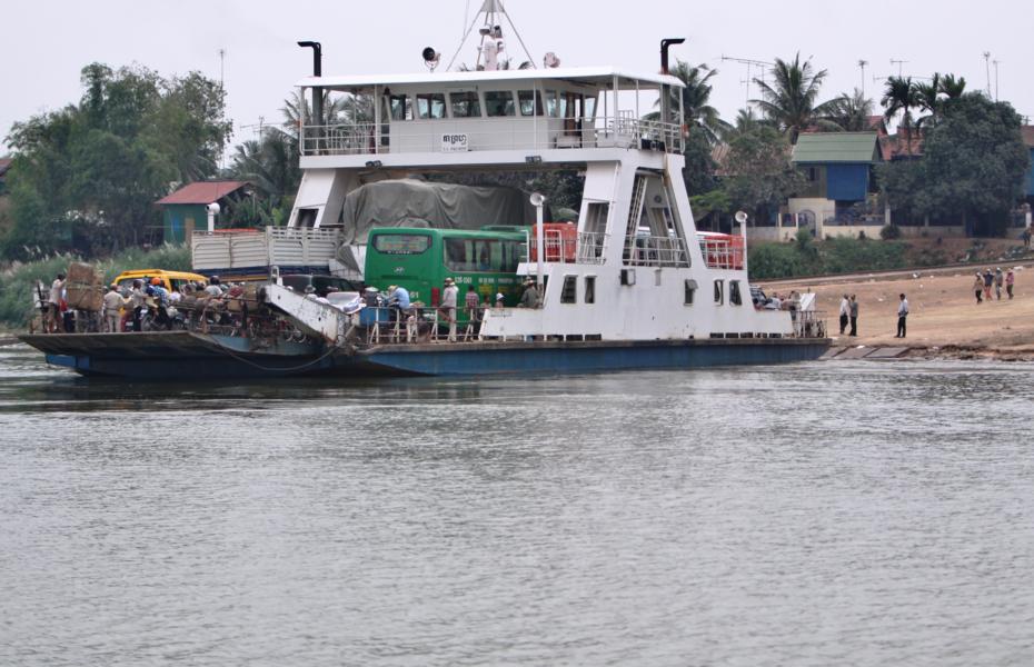 Zahlreiche Fähren bringen die Menschen von einem zum anderen Ufer des Mekong.