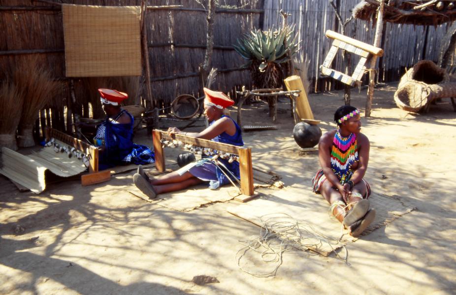 Handarbeiten der Zulufrauen.