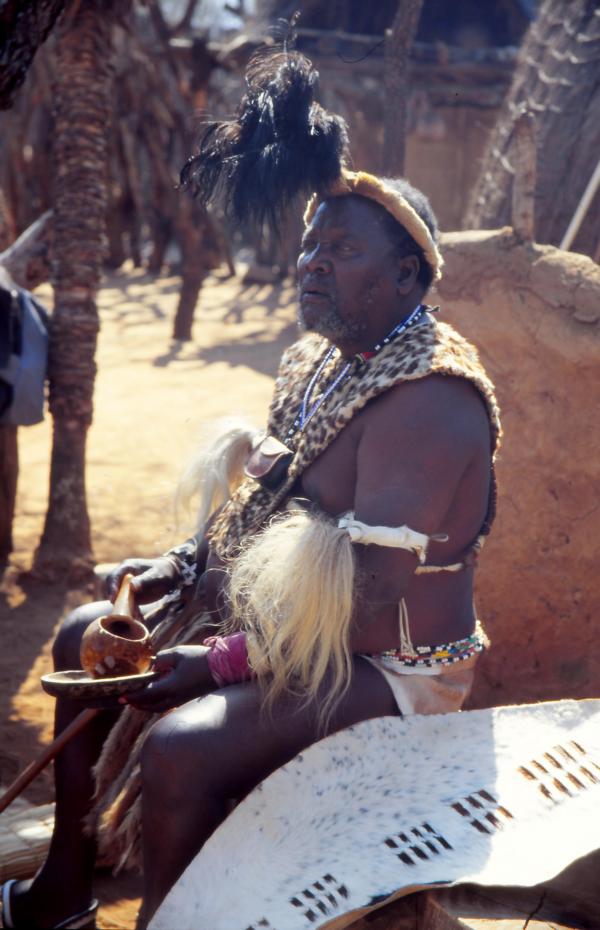 Chief Malinga verteilt selbstgebrautes Bier.