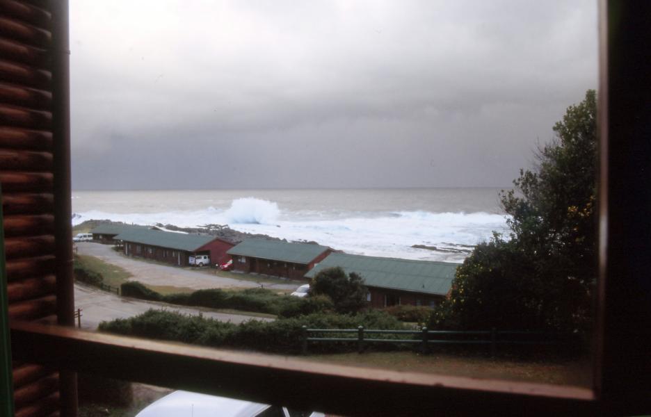 Blick aus dem Fenster aufs tobende Meer.