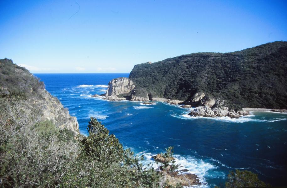 Als Knysna Heads wird die Hafeneinfahrt des Hafens von Knysna bezeichnet. Die Einfahrt wird von zwei Sandsteinklippen gesäumt und führt vom Indischen Ozean in die Lagune von Knysna.