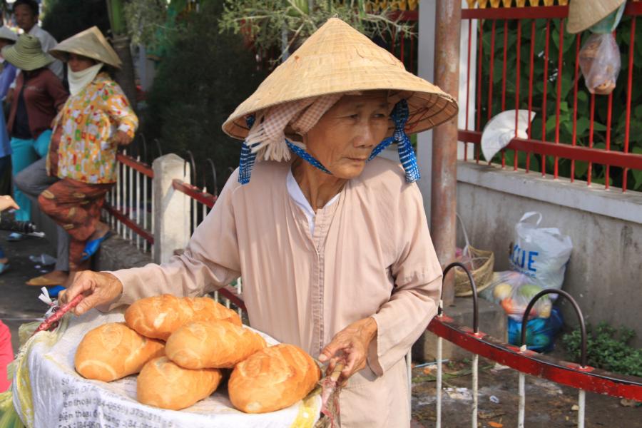 Beim Ba Chua Xu ? Festival wird viel konsumiert. Schon in den Morgenstunden sind die Brot-und Brötchenhändlerinnen unterwegs .