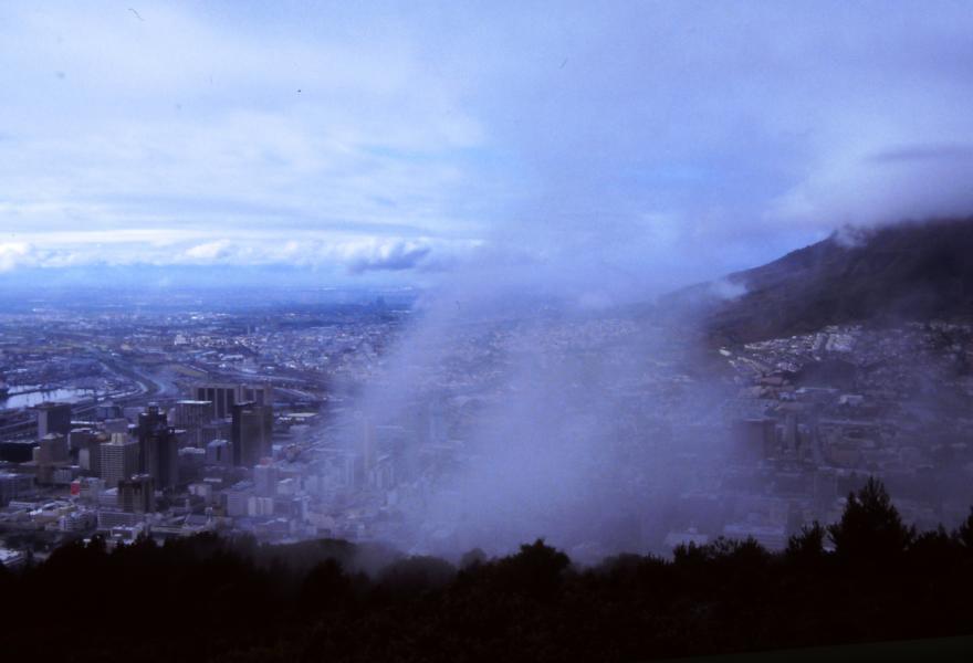 Frühnebel steigt noch auf und versperrt den Blick auf das Zentrum der Stadt.