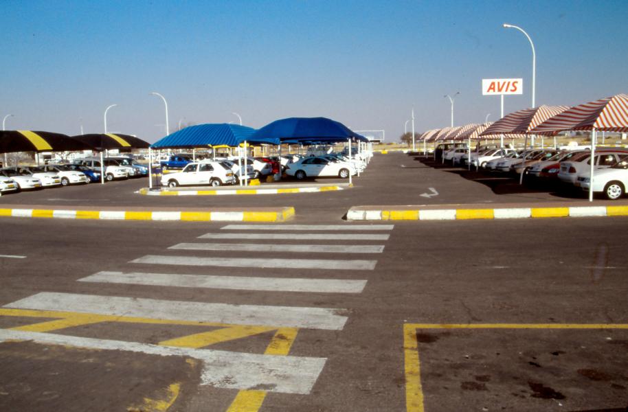 Parkplatz der Autovermieter auf dem Flughafen von Windhoek.