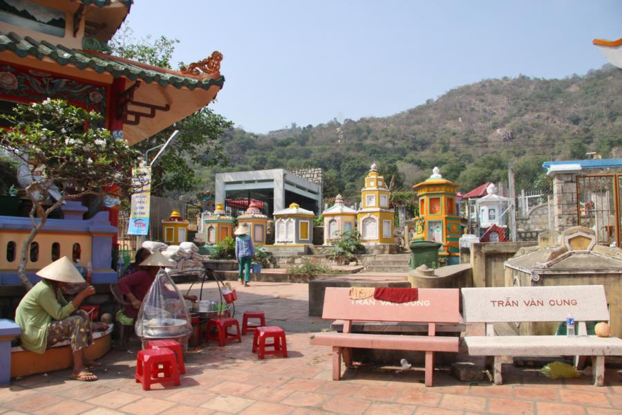 Gleich nebenan befindet sich der Friedhof  mit unterschiedlich großen Stupas, wo die Asche der Toten aufbewahrt wird. 