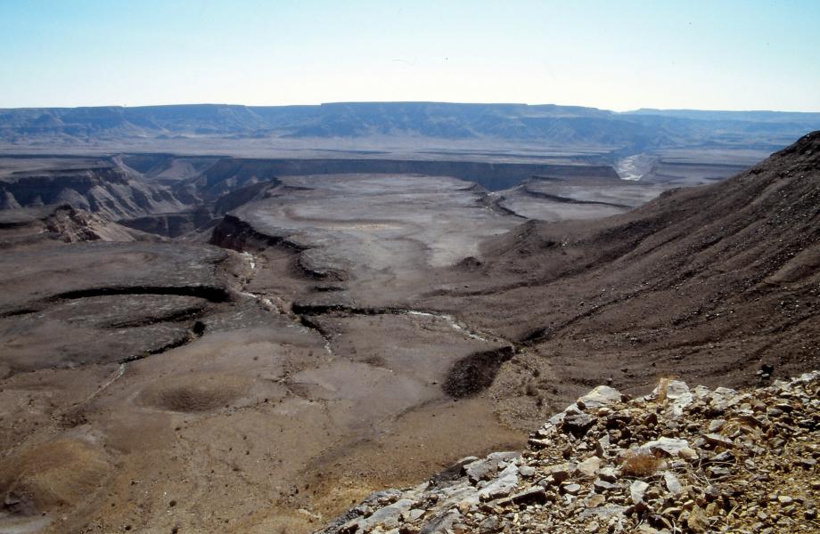 Einem Kohletagebau  ähnlich präsentiert sich hier der Fish River Canyon.