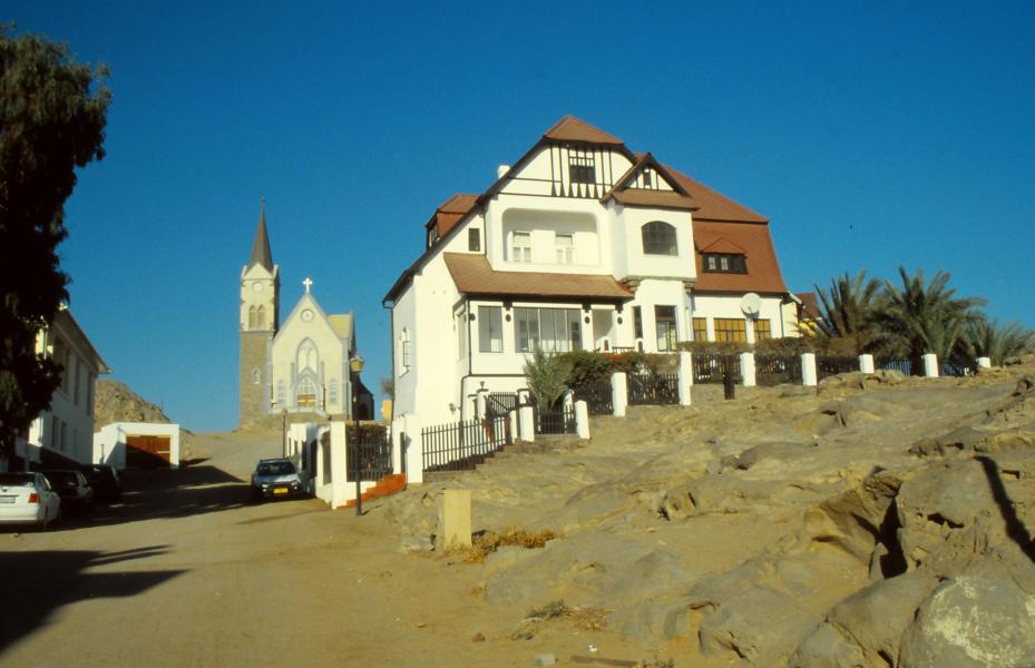 Felsenkirche im Hintergrund.