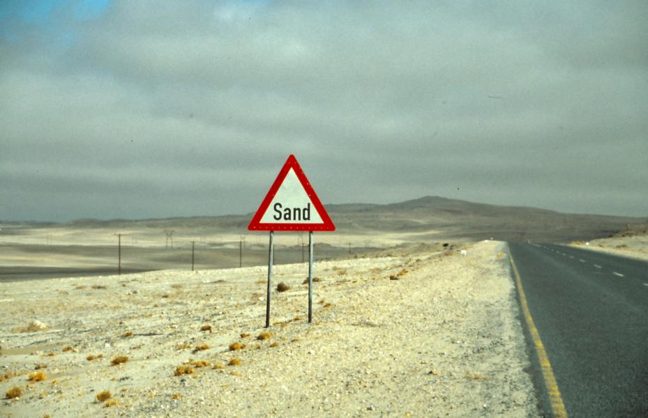 Die befestigte Straße nach Lüderitz war an mehreren Stellen von Sand verweht. 