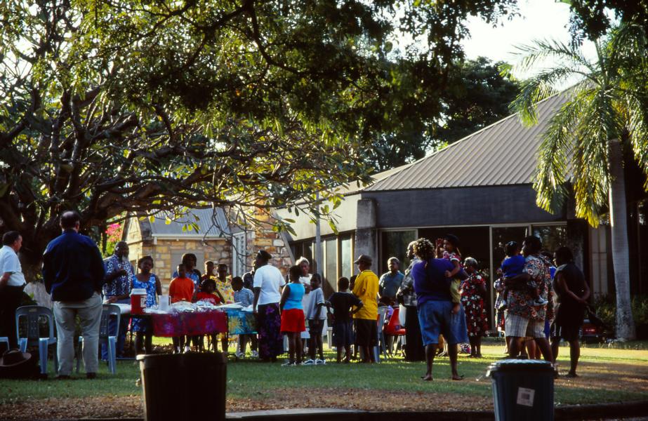 Auf dem Gelände einer Kirche feierten Aboriginals ein Fest.