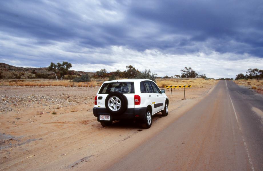 Der neue Mietwagen: Auf dem Weg zum Ayers Rock.