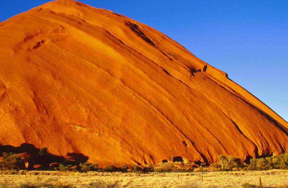 Die für Touristen unzugänglichen Höhlen am Uluru befinden am Fuße des Berges.