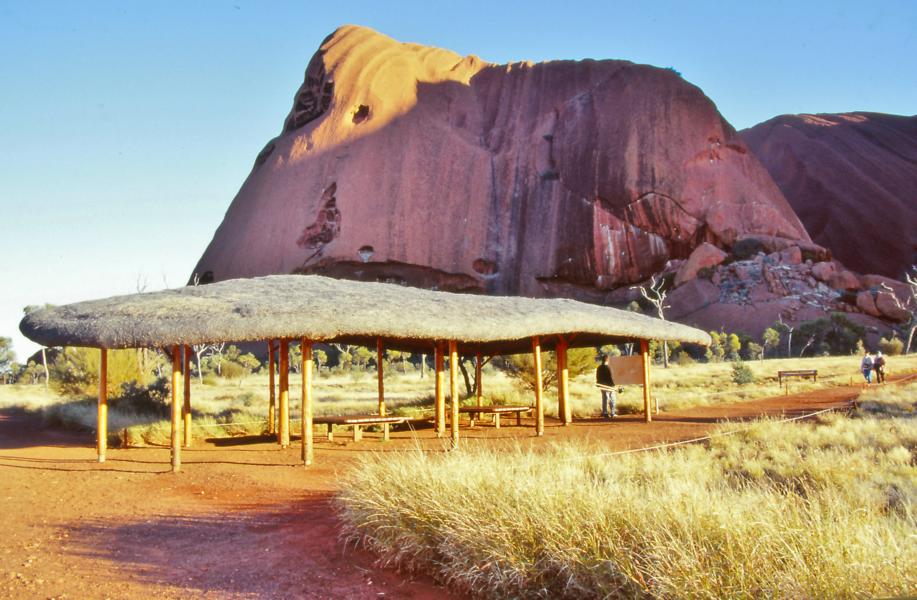 Hier beginnt der Wanderweg um den Uluru.