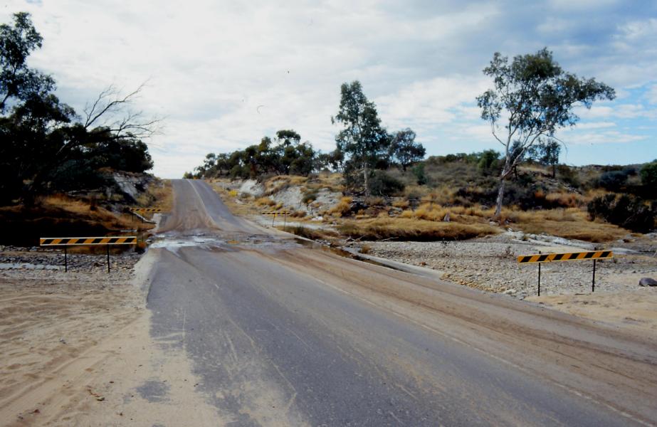 Floodway auf dem Weg in die MacDonnell Ranges.