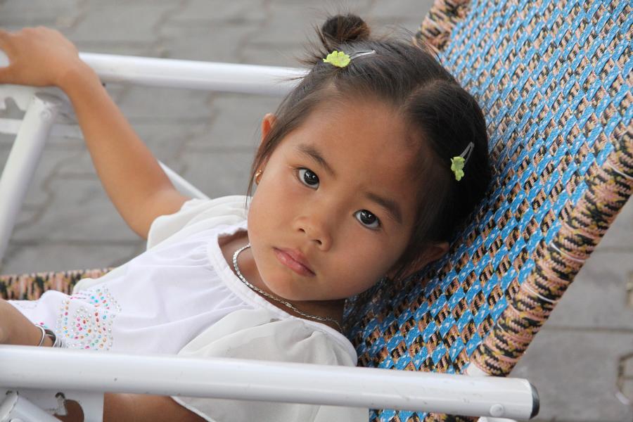 Vietnamesische Kinder genießen eine besonnene Erziehung. Wie sie in der Mehrheit Erwachsenen gegenüber reagieren, ist beachtenswert.
