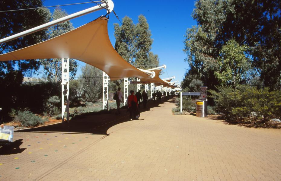 Die Fußwege des Airports in Alice Springs sind gut beschattet.