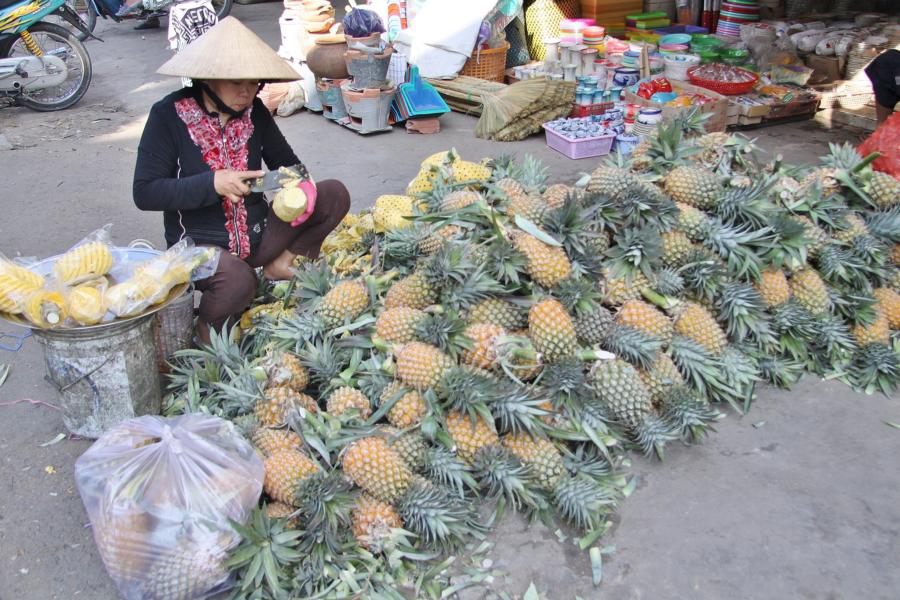 Hier wird Ananas geschält.