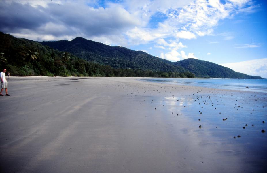 Ebbe am Strand von Port Douglas.