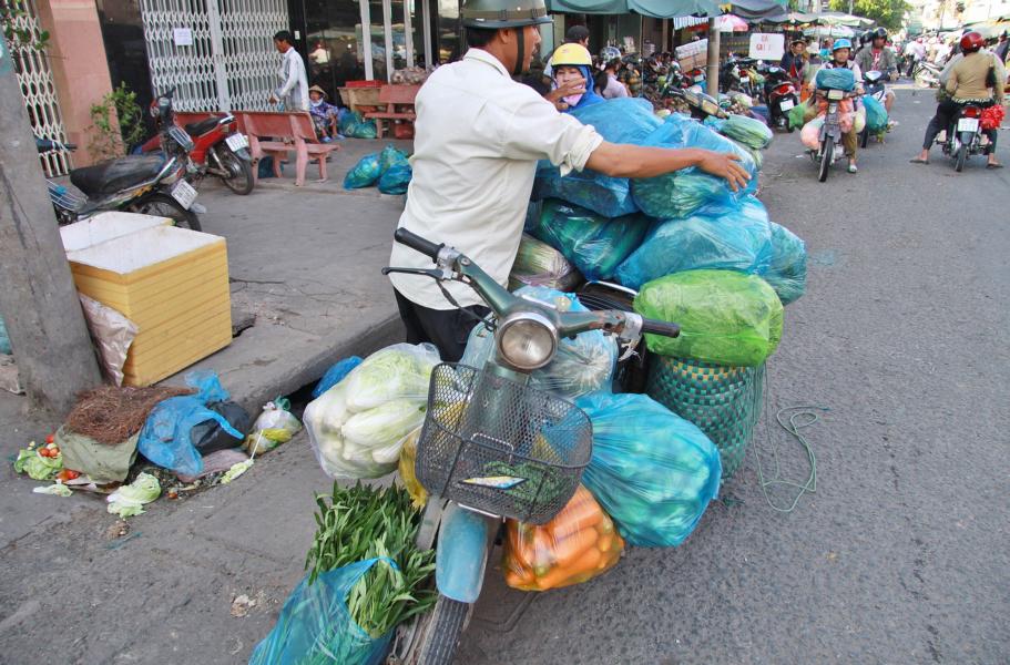 Die Warenmenge gleichmäßig auf dem Moped zu verteilen, war kein Problem und wurde bestimmt schon oft  ausgeführt.