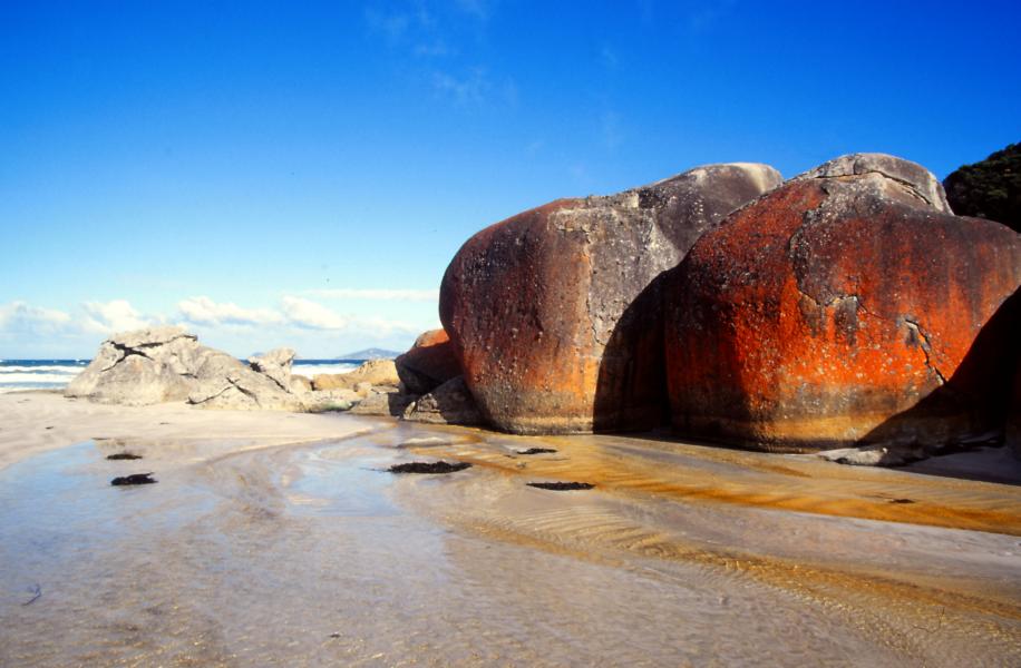 Granitfelsen am Strand.