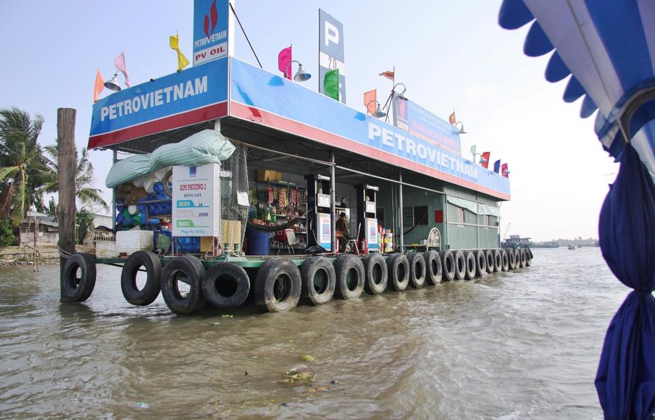 Eine schwimmende Tankstelle im Mekong.