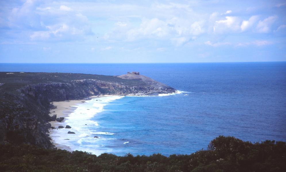 Blick auf die Lage der Felsen am Meer.