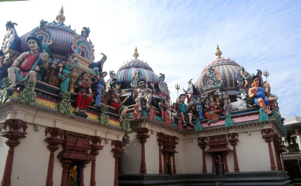 Geschmücktes Dach des Sri Mariamman Tempels.