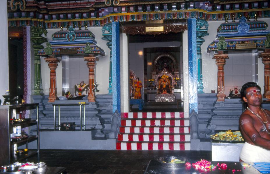 Gebetsschrein im Sri Mariamman Tempel.