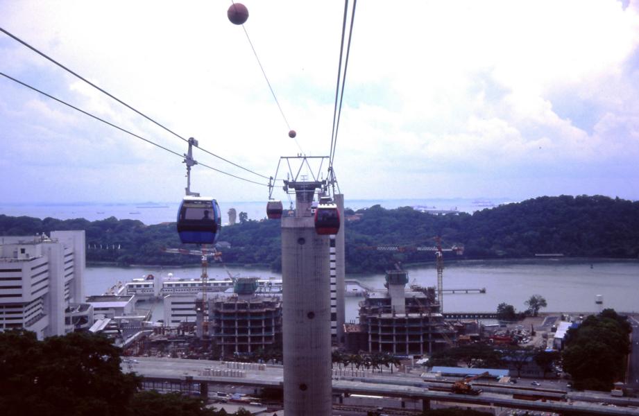 Fahrt mit der Seilbahn nach Sentosa.