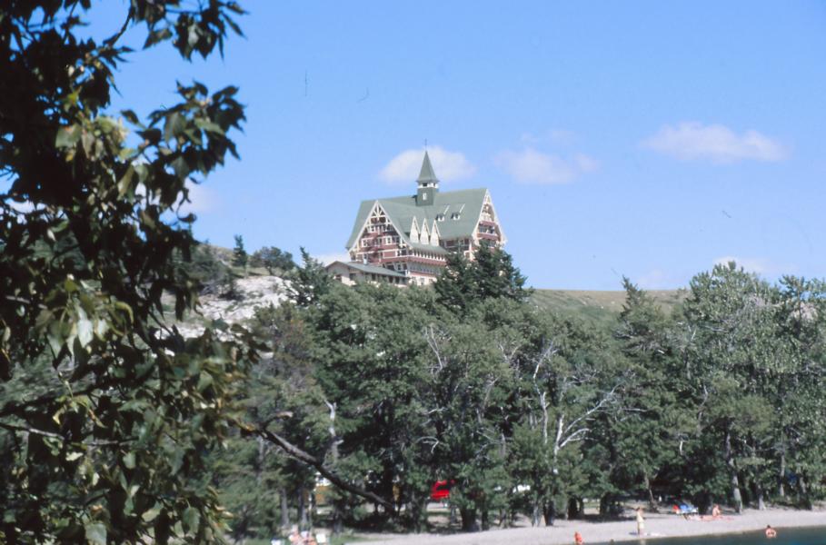 Am See liegt nahe der Gemeinde Waterton das Prince of Wales Hotel.