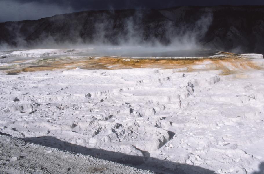 Heiße Quellen lassen warmes Wasser von ca. 70 °C über die Terrassen gleiten.