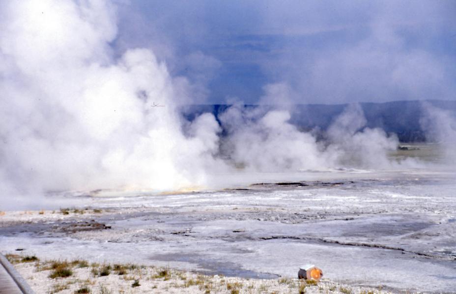 Das Wasser fließt von den umliegenden Abhängen herunter, wird unterirdisch durch vulkanische Aktivitäten erwärmt und quillt bei Mammoth Hot Springs an die Erdoberfläche. Dabei entweichen oft schweflige Gase. 