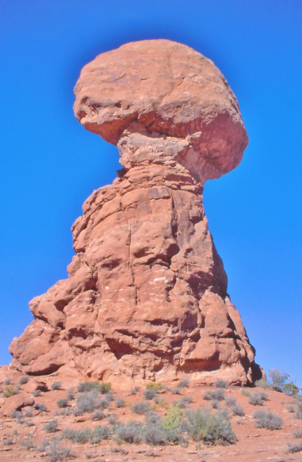 Der Balanced Rock ist eine der spektakulärsten Felsformationen im ganzen Arches Nationalpark. Er besteht aus einem gigantisch senkrecht stehenden Felsklotz, welcher eine Höhe von 16,75 Metern hat. Dieser obere Teil, der "Ham Rock" wiegt stolze 3577 Tonnen und ist so groß wie 3 amerikanische Schulbusse. Er ruht auf einem 22,4 Meter hohen Sockel aus Navajo-Sandstein und scheint leicht versetzt zu sein. Erst ein Rundgang um die Formation macht deutlich, dass der Fels seinen Schwerpunkt tatsächlich über der dünnen Verbindungsstelle hat.