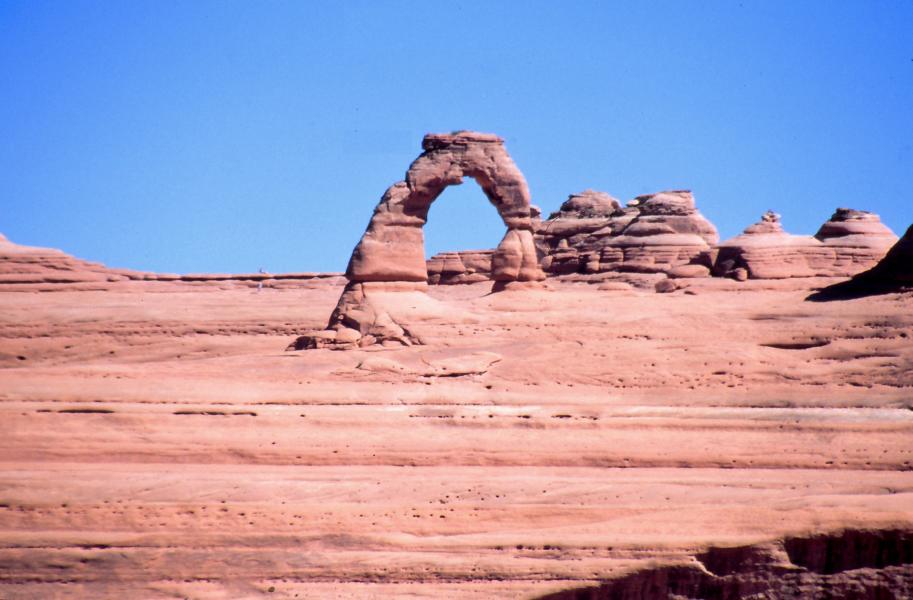 Der Delicate Arch hat eine Höhe von 14 m. Es ist ein alleinstehender, sehr bekannter Bogen. Ein Abbild findet sich unter anderem auf den KFZ-Kennzeichen des Bundesstaates Utah. Er befindet sich im östlichen Teil des Parks.
