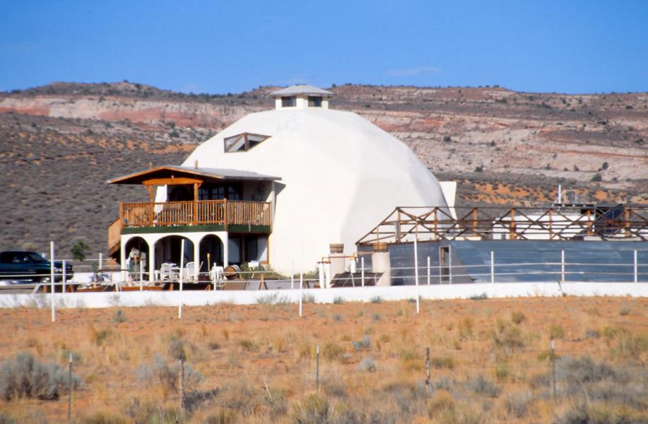 Unterwegs sahen wir einen Siedler, der mit seinem eigenwilligen Hausbau der Hitze Arizonas zu trotzen versucht.
