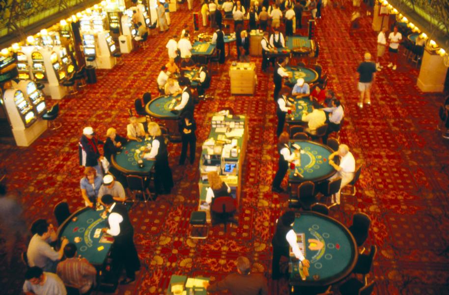 Blick in eine Spielhalle.