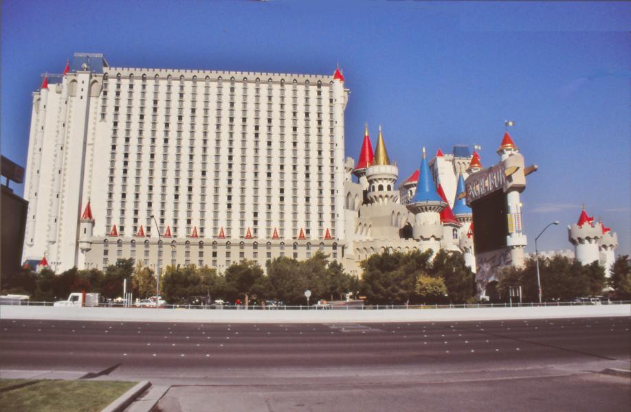 Das 1990 eröffnete Excalibur ist eines der preiswerteren Hotels in Las Vegas. Thema ist die mittelalterliche Sagenwelt um König Artus. Die Zimmer sind schön groß und sauber, das Preis-Leistungs-Verhältnis stimmt. Das Hotel Excalibur ist durch eine kostenlose Monorail mit dem Hotel Luxor und dem Hotel Mandalay Bay verbunden.