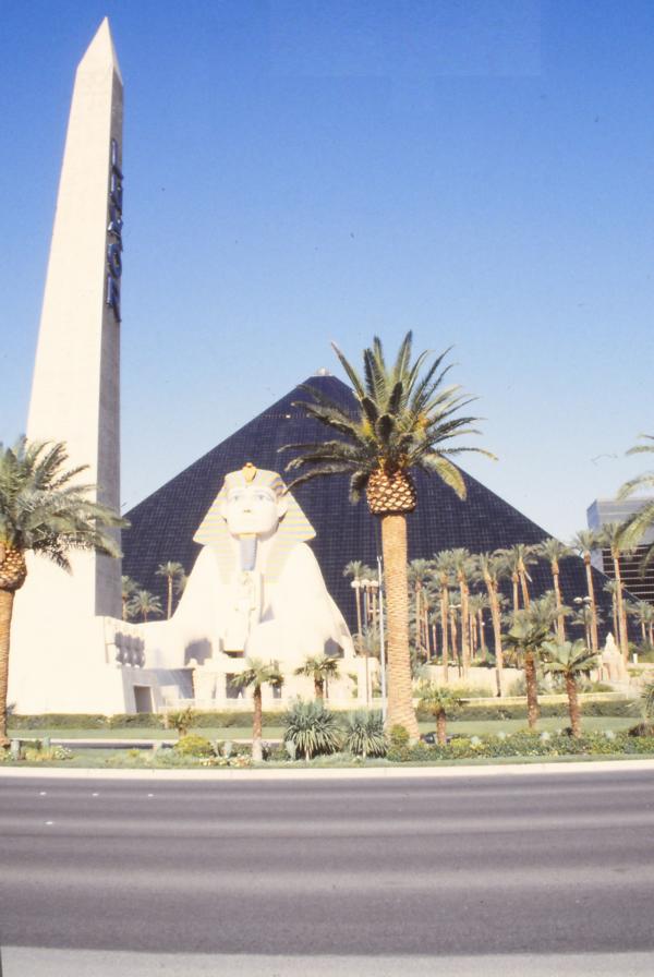 Das Luxor Hotel and Casino ist ein Casino und Hotel der Vier-Sterne-Klasse in Las Vegas und befindet sich am südlichen Ende des berühmten Las Vegas Strip.