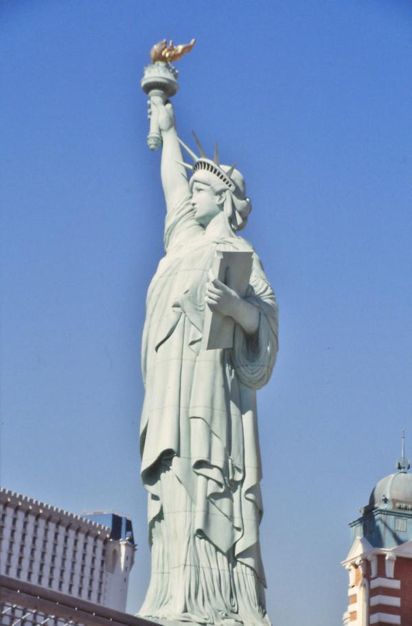 New York-New York Hotel & Casino. Zu den Bauelementen gehört eine Nachbildung der Freiheitsstatue,