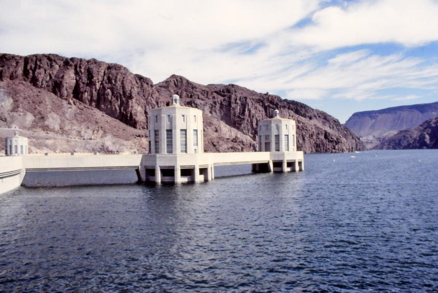 Wassereinlauftürme am Hoover Dam.