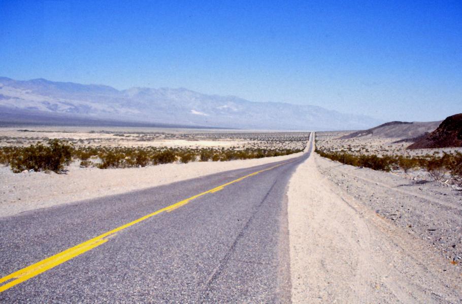 Die Straße ist griffig gebaut, dennoch löste sich der Teer an einigen Stellen vom Schotter ab.