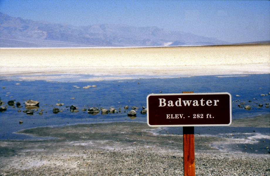 Badwater ist eine Senke im Death Valley in Kalifornien und der tiefste Punkt Nordamerikas mit einer Höhe von 85,5 m unter dem Meeresspiegel. Badwater ist ein Überbleibsel des vorzeitlichen Sees Lake Manly.