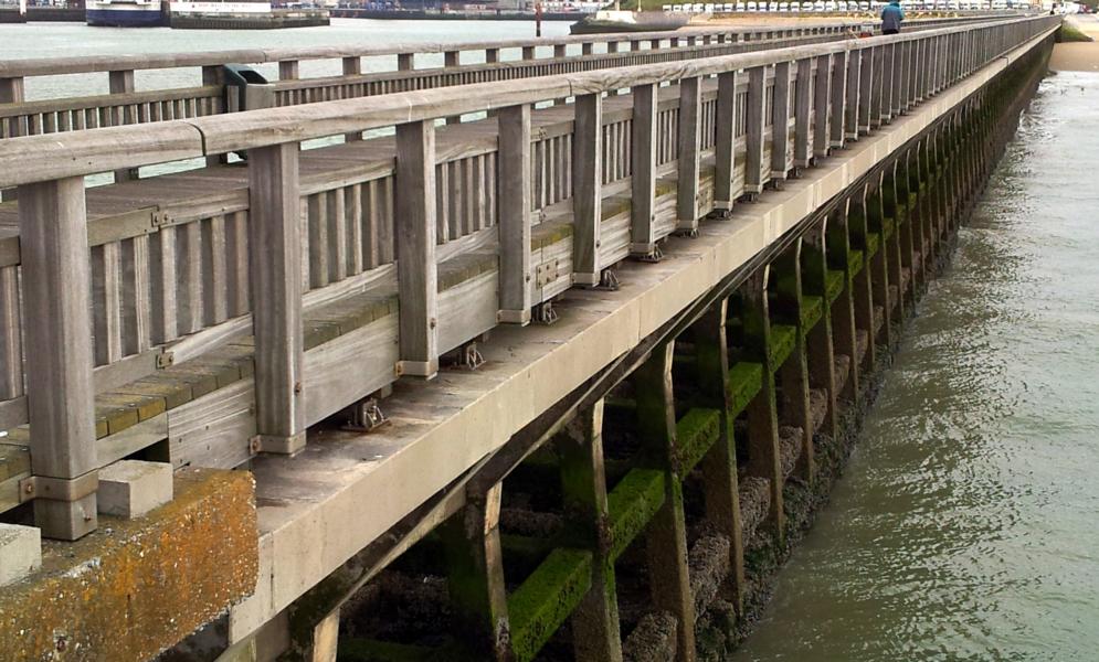 Die gesamte Seebrücke von Calais ist eine Holzkonstruktion.