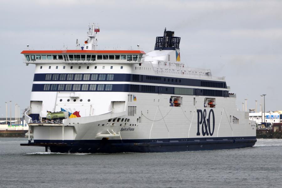 In kurzen Abständen verkehren unterschiedlichste Fähren zwischen Dover und Calais.