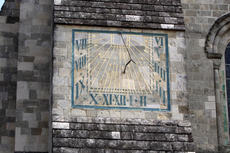 Sonnenuhr an der Kathedrale von Chicester.