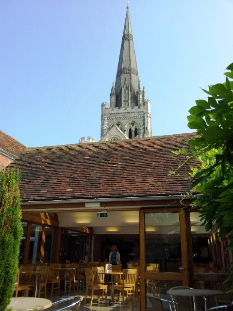Cafe, das zur Kathedrale gehört.