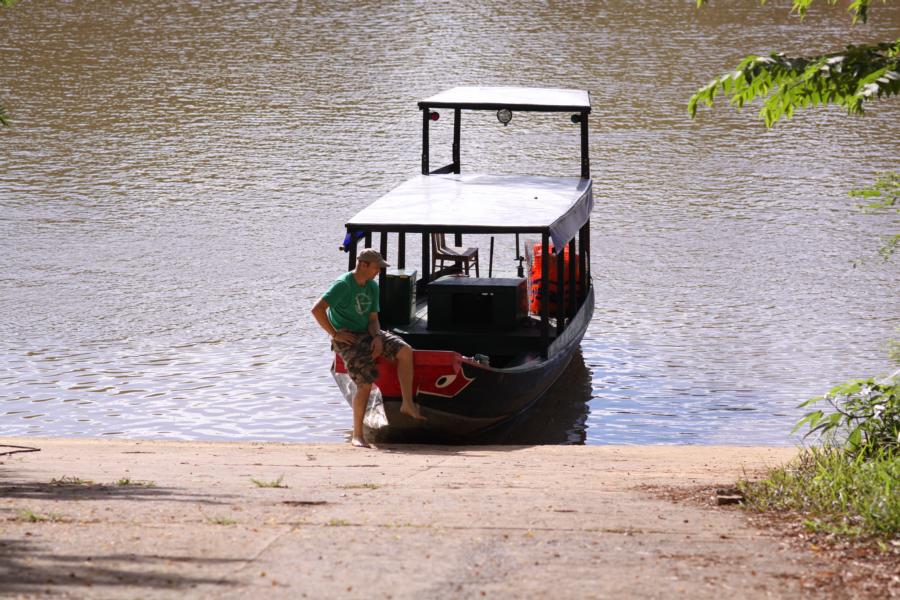 Der Leiter des Forschungsteams wartete um 7.00 Uhr, um uns mit dem Boot überzusetzen. Auf großen Tafeln wird den spärlichen Besuchern (wir waren an diesem Tag die einzigen Gäste) das Anliegen des Unternehmens vorgestellt. 